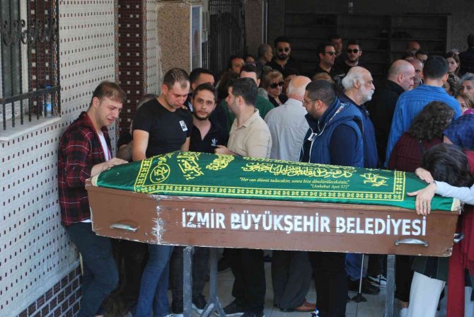 İ̇zmir’de Boşanma Aşamasındaki Eşi Tarafından Öldürülen Kadın Son Yolculuğuna Uğurlandı