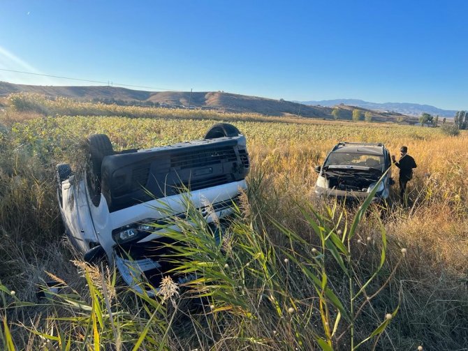 Çarpışan İki Hafif Ticari Araç Tarlaya Uçtu: 6 Yaralı
