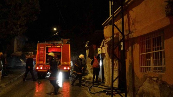 Benzinle Tutuşturulmak İstenen Soba Evi Yaktı, 3 Kişi Dumandan Etkilendi