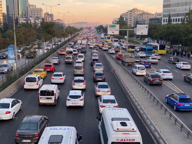 İ̇stanbul’da Haftanın İlk Günü Trafik Yoğunluğu Yüzde 51’e Ulaştı