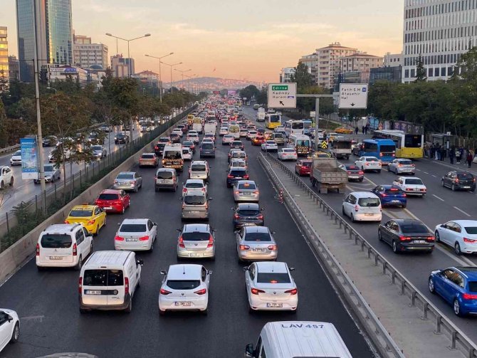 İ̇stanbul’da Haftanın İlk Günü Trafik Yoğunluğu Yüzde 51’e Ulaştı