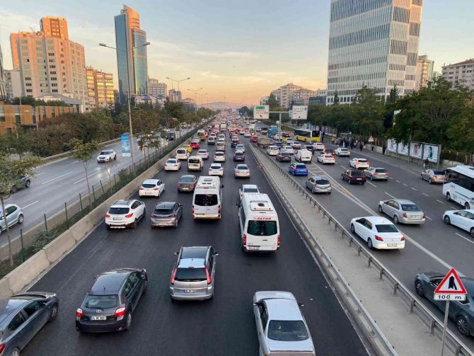 İ̇stanbul’da Haftanın İlk Günü Trafik Yoğunluğu Yüzde 51’e Ulaştı