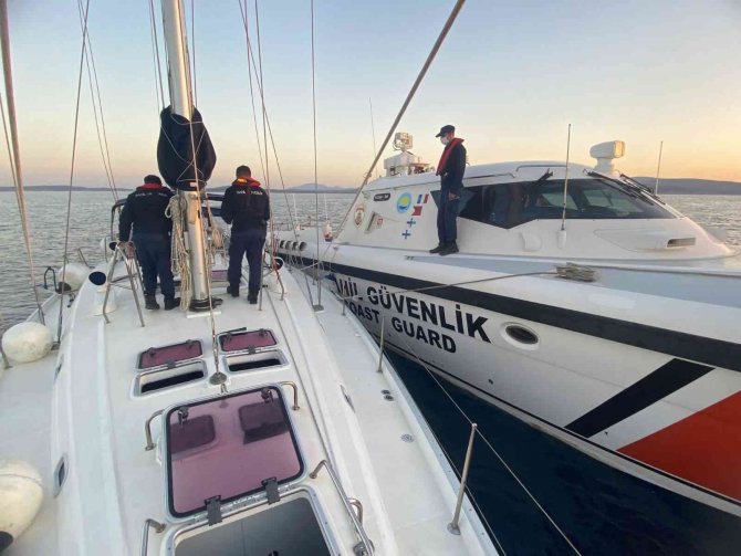 İ̇zmir Açıklarında 155 Düzensiz Göçmen Yakalandı, 8 Göçmen Kurtarıldı