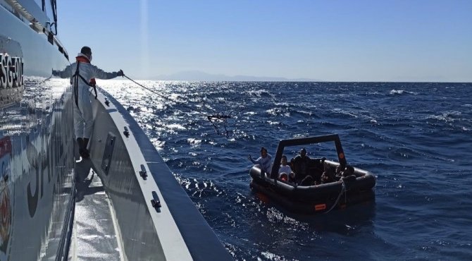 İ̇zmir Açıklarında 155 Düzensiz Göçmen Yakalandı, 8 Göçmen Kurtarıldı