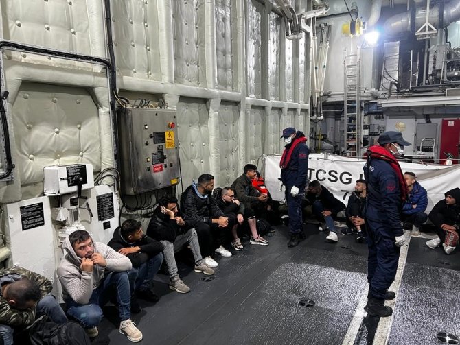 İ̇zmir Açıklarında 155 Düzensiz Göçmen Yakalandı, 8 Göçmen Kurtarıldı
