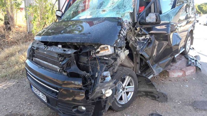 Minibüs, Kırmızı Işıkta Bekleyen Kamyonete Çarptı: 2 Yaralı