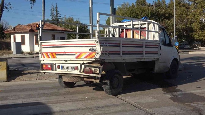 Minibüs, Kırmızı Işıkta Bekleyen Kamyonete Çarptı: 2 Yaralı