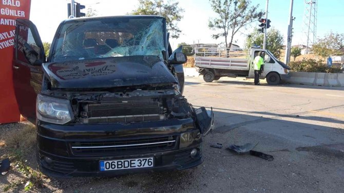 Minibüs, Kırmızı Işıkta Bekleyen Kamyonete Çarptı: 2 Yaralı
