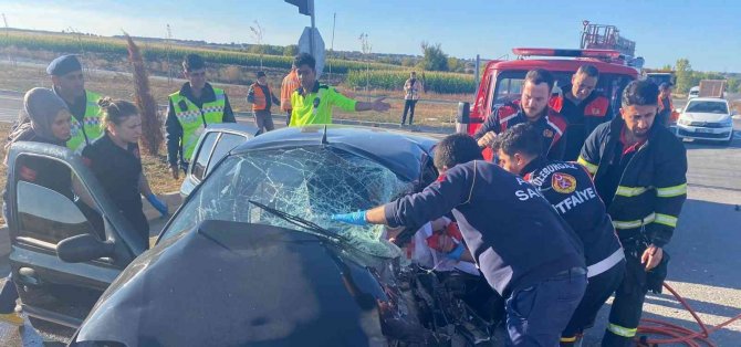 Kırklareli’nde Otomobille Hafriyat Kamyonu Çarpıştı: 3 Yaralı