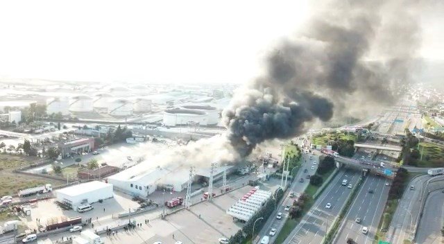 Kocaeli’de Petrol Firmasında Çıkan Yangına Müdahale Sürüyor