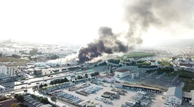 Kocaeli’de Petrol Firmasında Çıkan Yangına Müdahale Sürüyor