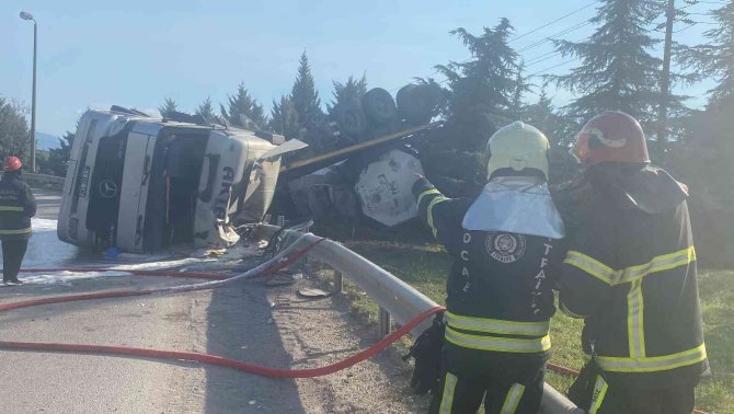 Gebze’de Kimyasal Madde Yüklü Tanker Devrildi: 1 Yaralı