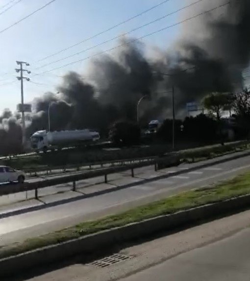 Kocaeli’de Bir Petrol Firması Alev Alev Yanıyor