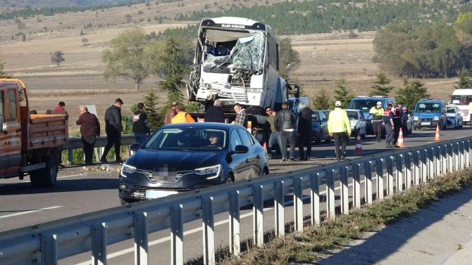 Kütahya’da İşçi Servisi İle Pancar Yüklü Traktör Çarpıştı: 13 Yaralı