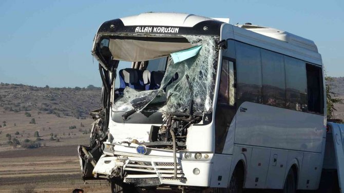 Kütahya’da İşçi Servisi İle Pancar Yüklü Traktör Çarpıştı: 13 Yaralı