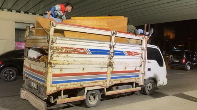 Maltepe’de Kamyonet Kasasında Tehlikeli Yolculuk: Sohbet Eşliğinde Sigara İçtiler