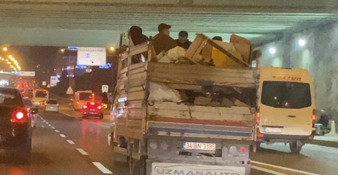 Maltepe’de Kamyonet Kasasında Tehlikeli Yolculuk: Sohbet Eşliğinde Sigara İçtiler