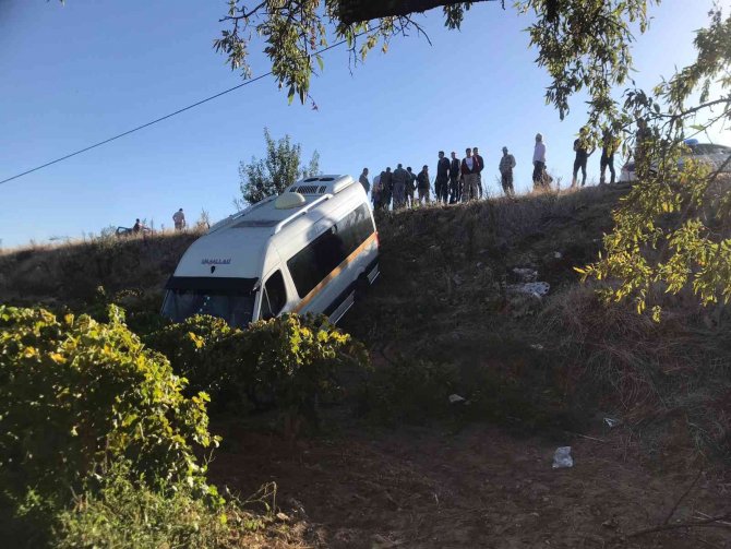 Öğrenci Servisi Üzüm Bağına Uçtu: 5’i Öğrenci 6 Yaralı