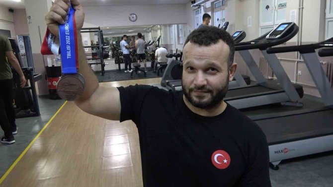 Milli Sporcu Yüzmeden Sonra Halterde De Engel Tanımıyor