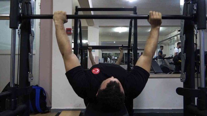 Milli Sporcu Yüzmeden Sonra Halterde De Engel Tanımıyor