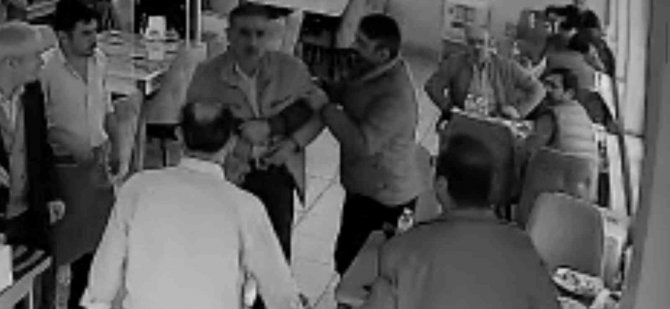 Van’da Panik Dolu Anlar: Nefes Borusuna Yiyecek Kaçan Müşteriyi İş Yeri Sahibi Kurtardı