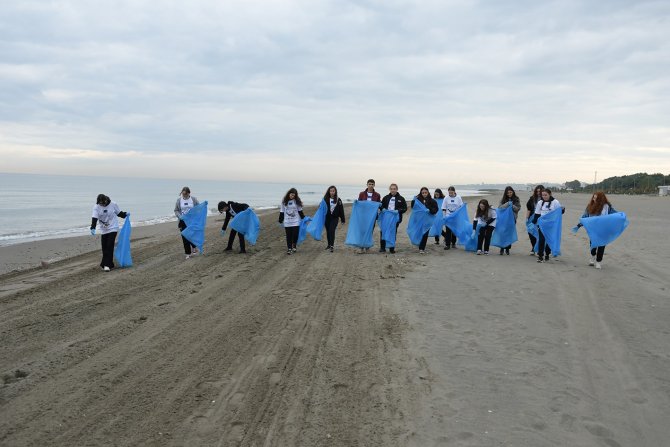 Öğrenciler, İklim Değişikliğine Dikkat Çekmek İçin Sahilde Çevre Temizliği Yaptı