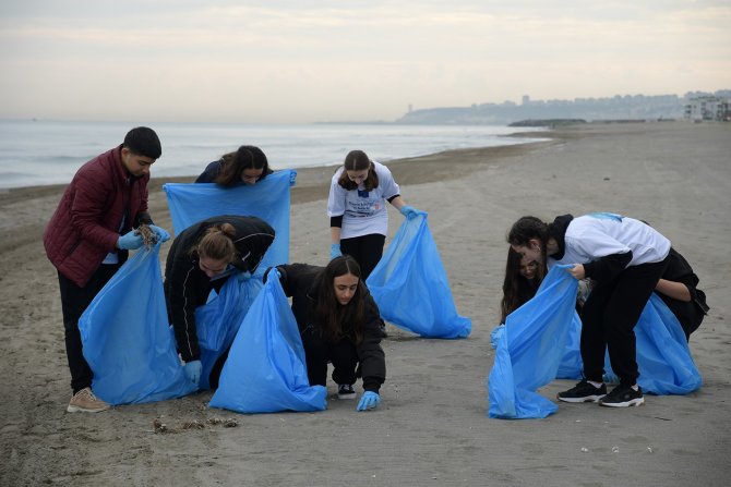 Öğrenciler, İklim Değişikliğine Dikkat Çekmek İçin Sahilde Çevre Temizliği Yaptı