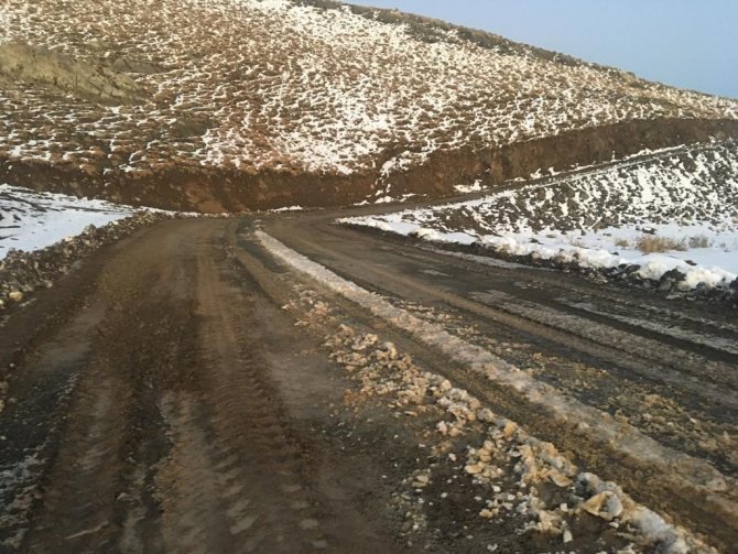 Şırnak’ta Mevsimin İlk Karla Mücadelesi Başladı