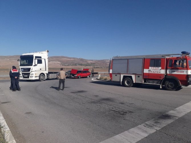 Otomobil İle Tır Çarpıştı: 1’i Çocuk 3 Yaralı