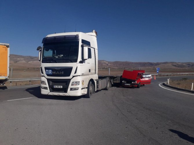 Otomobil İle Tır Çarpıştı: 1’i Çocuk 3 Yaralı