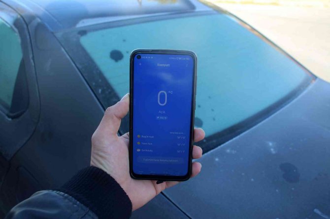 Hava Sıcaklığı Sıfırın Altına Düştü, Araç Camları Buz Tuttu