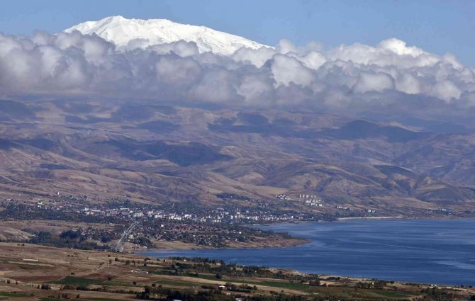 Beyaza Bürünen Süphan Dağı Görüntüsüyle Hayran Bıraktı