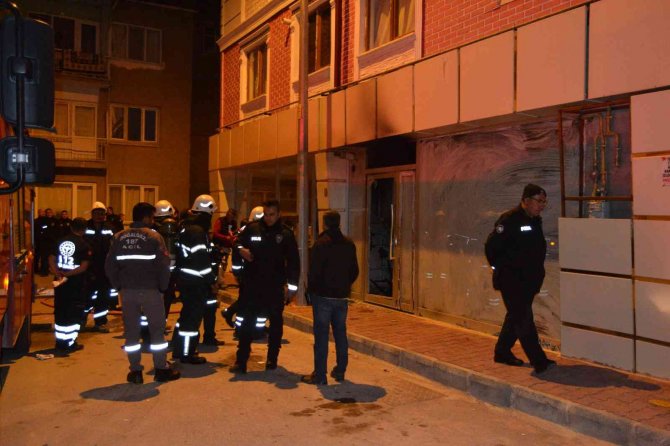 Depoda Çıkan Yangın Mahalleliyi Sokağa Döktü