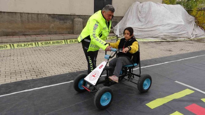Emniyet Genel Müdürlüğünün ‘Mobil Trafik Eğitim Tır’ı Yüksekova’da