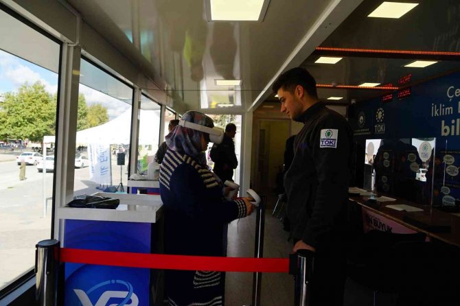 Toki̇’nin Tanıtım Tırı Kastamonu’da: Sanal Gerçeklik Gözlüğüyle Türkiye’nin En Büyük Sosyal Konut Projesini İncelediler