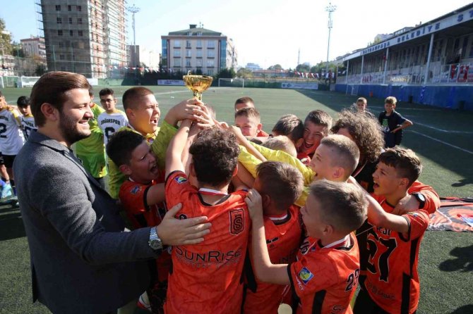 Genç Yaş Futbol Şampiyonasına Bayrampaşa Ev Sahipliği Yaptı