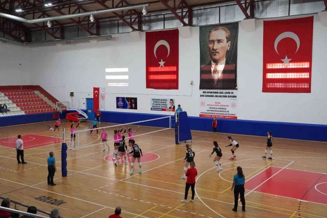 Tvf Kadınlar 2. Lig: Cadence Gölcük İ̇hsaniye Spor: 3 - Bilecik Belediye Spor: 2