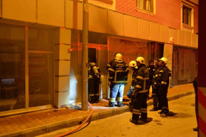 Depoda Çıkan Yangın Mahalleliyi Sokağa Döktü