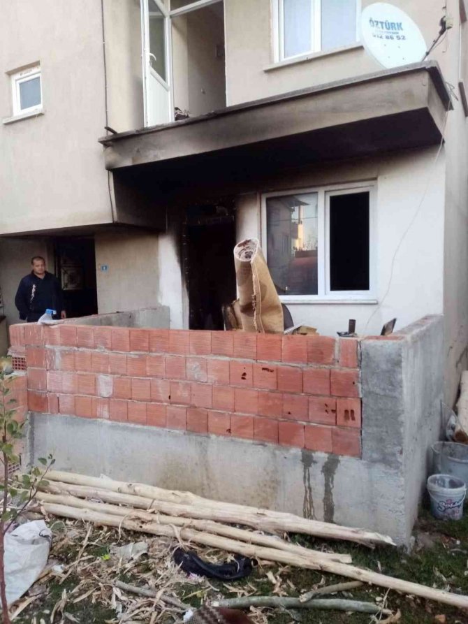 Evde Çıkan Yangın Paniğe Neden Oldu