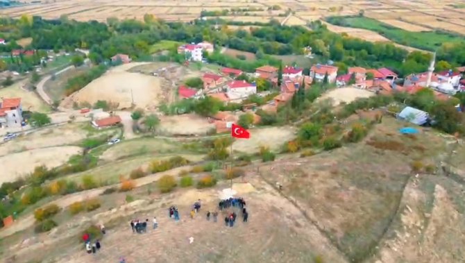 Binali Yıldırım’ın Hediye Ettiği Türk Bayrağını Köyün En Tepesine Diktiler