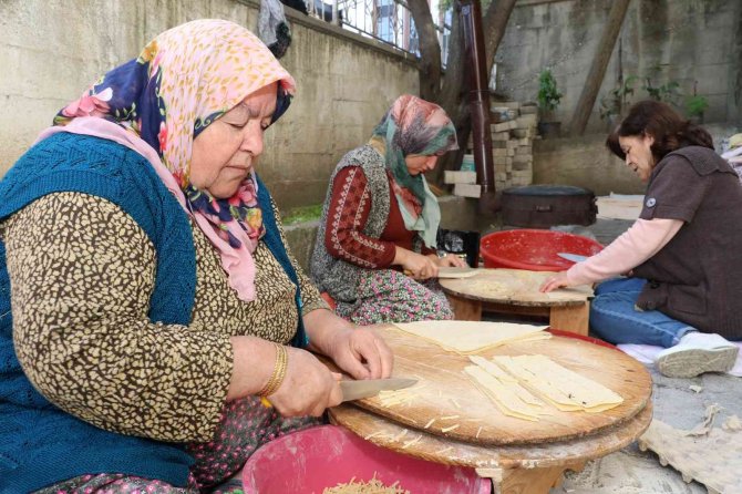Amasyalı Kadınlar Kışlık ‘Erişte Ve ‘Cimcik’ İçin Kolları Sıvadı