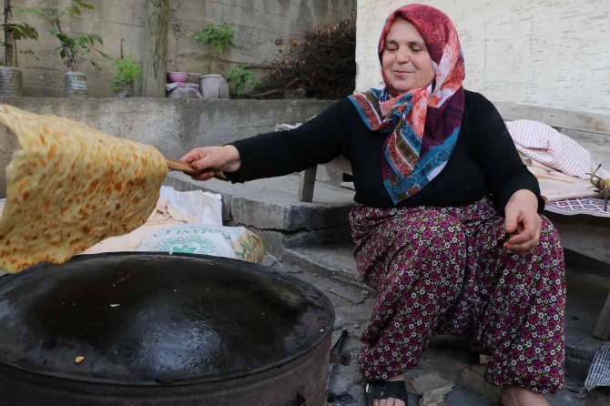 Amasyalı Kadınlar Kışlık ‘Erişte Ve ‘Cimcik’ İçin Kolları Sıvadı