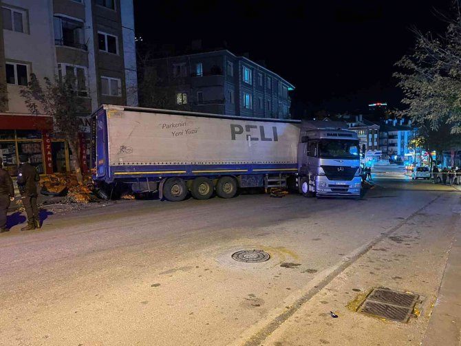 Ankara’da Freni Boşalan Tır Park Halindeki 3 Araca Çarptı