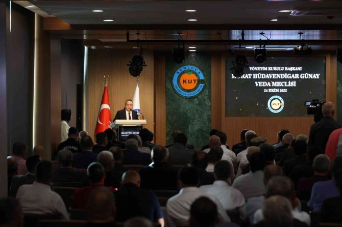 Başkan Böcek Yeni Yaşını Sürpriz Kutlamalarla Karşıladı