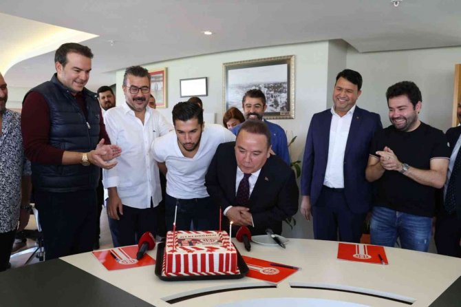 Başkan Böcek Yeni Yaşını Sürpriz Kutlamalarla Karşıladı