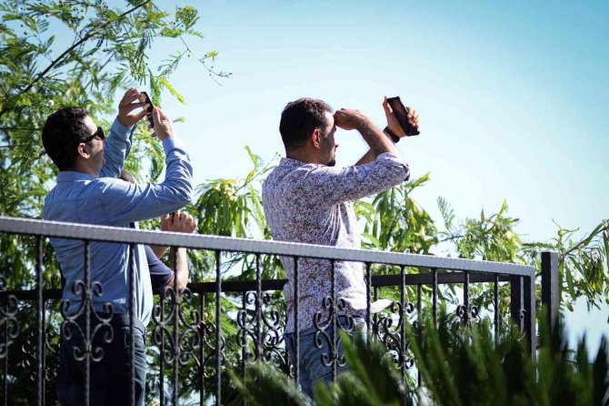 Güneş Gözlüğü İle Parçalı Güneş Tutulmasını, Görmek İstediler