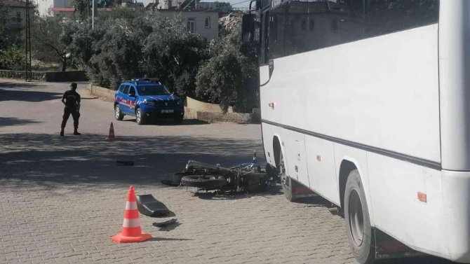 Şehir İçi Minibüs Motosikletle Çarpıştı:1 Yaralı