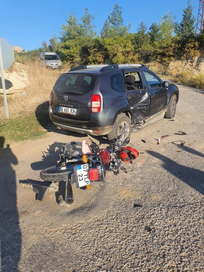 Otomobile Çarpan Motosiklet Sürücüsü Ağır Yaralandı