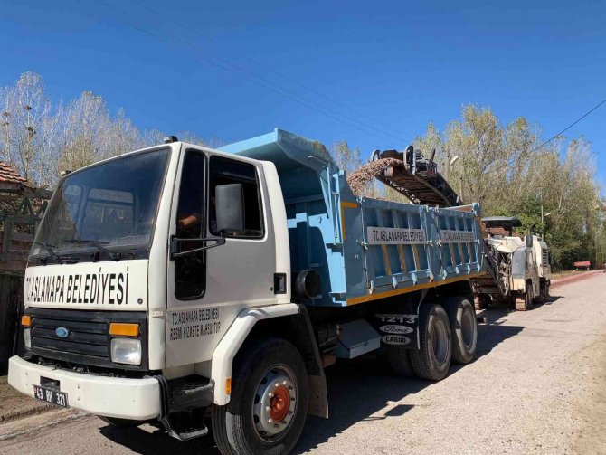 Aslanapa’da Atık Asfalt Malzemeler Arazi Yollarında Değerlendiriliyor