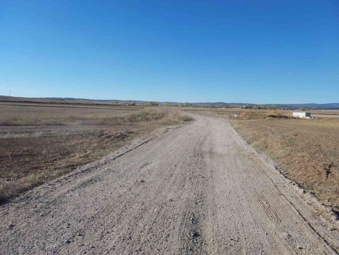 Aslanapa’da Atık Asfalt Malzemeler Arazi Yollarında Değerlendiriliyor